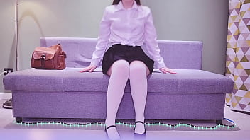 戴眼镜的书呆子女大学生用凯格尔运动、振动器和大触手训练粉色阴户