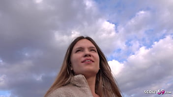ドイツのスカウト-最初のキャスティングファックのための跳ねるおっぱいピックアップを持つ甘い若い女性