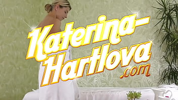 Грудастая милфа в позе 69 и массаж с Izzy Delphine