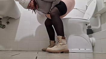 お店や公衆トイレでの美しい小便オナラストリップショー超セクシーなメガコンピレーション