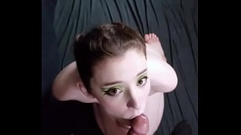 POV 私は膝の上に乗って、ずさんなイマラチオ フェラをし、あなたが私の顔にくるまであなたのボールを吸い、私の喉で仕上げます