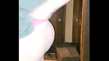 彼女は欲求不満で、妊娠していて濡れていて、ソファで犯されたい
