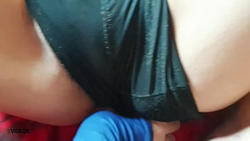 性交の仕方を知らない初心者の友人にセックスを教えるセクシーな女の子。