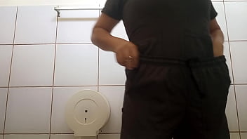 医者は上司を喜ばせるために彼女の膣に触れ、最終的に彼女は彼に仕事の後に家に帰って性交する機会を与える
