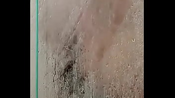 Намыливаясь в душе