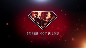 Сексуальная чернокожая Лейла Перес мастурбирует на дереве SuperHotFilms