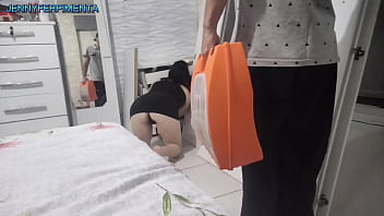 Замужняя сучка платит установщику xerecard