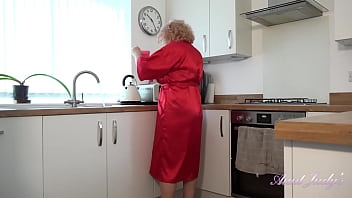AuntJudys - грудастая британская домохозяйка Камилла намыливает свои большие натуральные сиськи