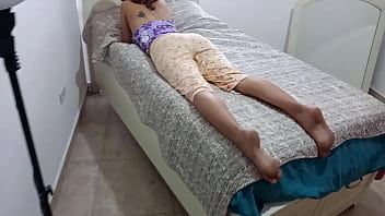 無辜的繼妹自從我和她的男朋友分手後，我提議做一個隱藏在家人面前的男朋友，很長一段時間我都想用大白奶操我的繼妹