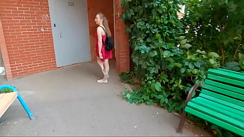 “我想撒尿”- 继女最好的朋友引诱了爸爸，并在她紧致的小穴里射了很多精液！ Sweety Nata 自制的色情影片