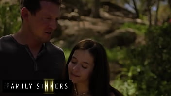 O flerte se transforma em beijo, que se transforma em foda para primos adotivos Abbie Maley & Pierce - Family Sinners