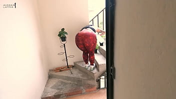 彼女が植物に水をやろうとしているときに、欲求不満な隣人とセックスします