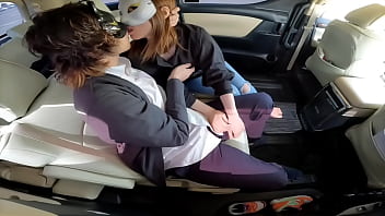 旦那と買い物中に不倫男とカーセックス