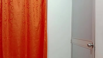 上司の部屋で使用済みの精液付きディルドを見つけ、彼女はそれを取りに来て、私をほのめかし、彼女は私を脱がせ、彼女は私の猫に彼女の舌を入れ始めました、私たちはおいしく犯されました