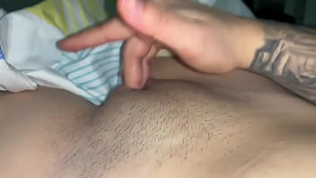 彼女は自分が暑いことを知っており、フォアグラウンドで自分自身を録音します。これらの音を聞いて、とても美味しくリラックスして楽しんでください。