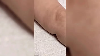 彼女の変態継息子が彼女の巨大な猫を愛撫している間、ディックを夢見ている継母