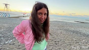 ビーチで女の子をナンパしてシャワーでセックスに誘った