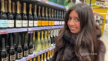 商人の売春婦を拾い上げ、ホテルの部屋に彼女をだまして性交させた