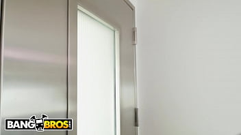 BANGBROS - 巨乳熟女ケンドラ・ラストがライアン・マクレーンを支配