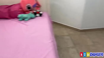 学校から帰ってきた姪を犯す叔父はクローゼットの中に隠れて姪に身を投げ出し、犯してしまう