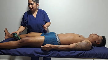 このセクシーな男のためのリラックスできるマッサージ、彼は私をとても興奮させますpt3私は彼の豊かなbbcを吸います