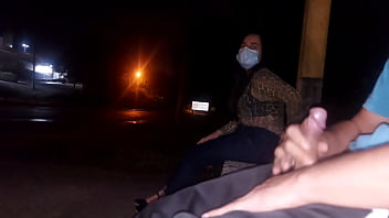 严肃的 ！！我冒着把我的鸡巴放在这个等公共汽车的女人面前的风险……她会作何反应？