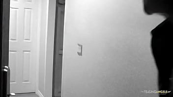 シャワーからまっすぐ出て、ブルネットはベッドでジャンプして、掘削されて撮影される