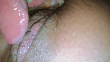 継娘のプリヤは、彼女の倒錯した継父の口の中で絶頂します