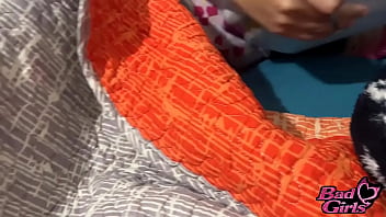 彼女の部屋で一人で罪のないブロンドの女の子彼女の叔父は彼女を説得し、彼は密かに彼女をファック