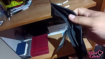 私は継息子の財布からお金を取り出しました、そして今彼はそれを要求するためにキッチンに来ます、そして私がそれを使ったので、私は彼に容赦なくセックスできるように彼に私の大きなお尻を与えます