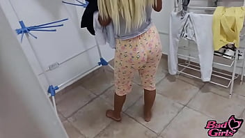 継母と私は家で二人きりで、継母が私を発見するまで彼女が服を拾うのを眺め、熱い会話を交わし、最終的に継母を説得して彼女と性交しました。