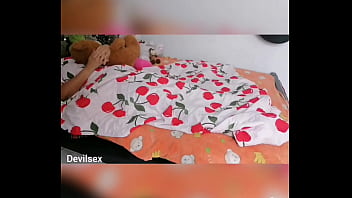 可愛い女子高生が放課後に昼寝をしていて、それを利用して彼女に触ってムラムラさせると、彼女は私に彼女のタイトなオマンコをファックしてほしいと頼んだ。