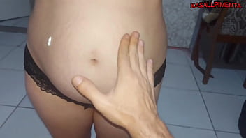 妊娠中の男が若い男を誘惑し、中出しと潮吹きフィニッシュでファック