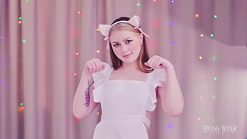 猫の女の子は大きな所有者のコックに奉仕し、中出しまで彼女の嫌いな人を破壊させます