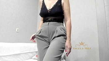美女摩洛伊斯兰解放阵线脱掉她的裤子和后入式为一个堕落的年轻丈夫打开屁股上的玫瑰 / Angela-MILF