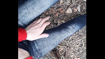 私のガールフレンドと私は公園で通行人をのぞいて自慰行為をします - レズビアンイリュージョンガールズ
