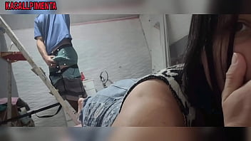 我打电话给邻居来修灯，最后我抓住了他用硬鸡巴看着我的屁股