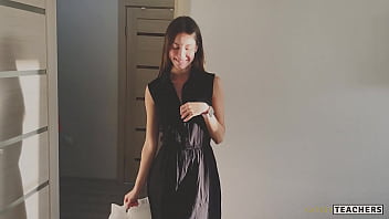 我总是粗暴地干我美丽的瘦妻子，当她花我的钱，并在她无礼的脸上射很多