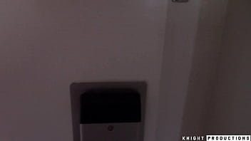レクシー・ルナが間違った部屋に行き、硬いペニスを見て、いやらしいフェラをする