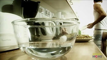 ブロンドの主婦シンディ・ベアがクリームと精液で覆われる