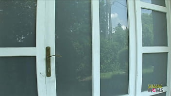 後背位のアナルセックスと熟女の腹への大量ザーメン