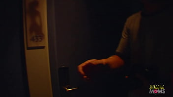 カメラを持ったランダムな男が近づいてきたブロンドのふしだらな女は、セックスをすることに同意します