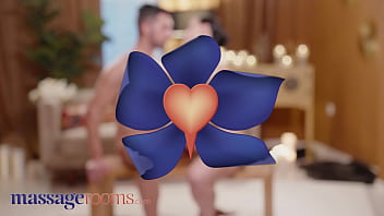 マッサージ ルーム 巨乳 チェコ ブルネット レディー ギャング ロマンチックなハードコア セックスと熱いフェラチオ
