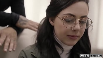 処女の若い女性がソーシャルワーカーに騙されてセックスされる