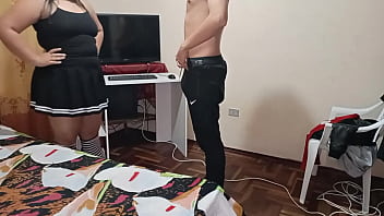 義理の妹が部屋で服を脱いでいるのを覗き見します。彼女の大きなお尻を見ながら私がオナニーするのを見てから彼女とセックスするのが好きです