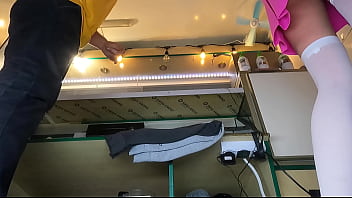 セクシーなブルネットの女の子の職場でのパンチラ盗撮カメラノーパン