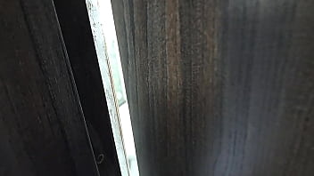継母のシャワーを中断して、彼女が私のペニスをしゃぶることができるようにすると、そのお尻は私を興奮させます