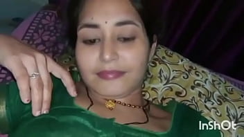 インドのホットな女の子が家に一人でいて、老人が夫の後ろの寝室で彼女を、ラグニ・バビの最高のセックスビデオ、彼氏に犯されたインド人の妻