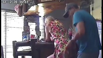 夫が18歳のベビーシッターとセックスしているところを隠しカメラが捉えた