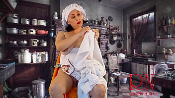 パンツを脱いだシンデレラは、継母と義姉のためにドレスを縫います。 彼女は自慰行為をすることを許されていません。 シンデレラは一晩で3つの衣装を縫わなければなりません. 裸の猫。 おとぎ話。